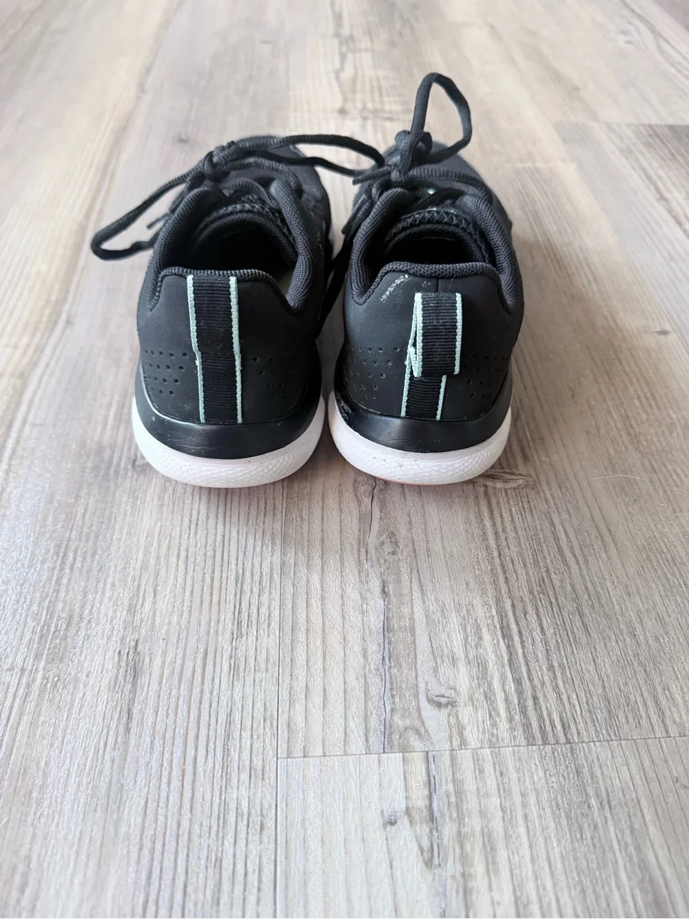 Girls size 4.5 under armour gym shoes